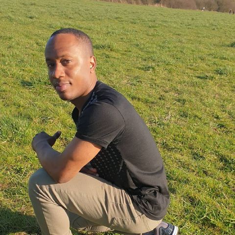 Alin429 is Single in Bicester, England, 3