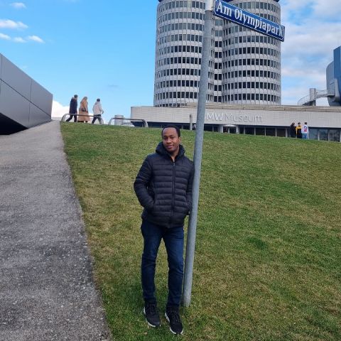 Alin429 is Single in Bicester, England, 4