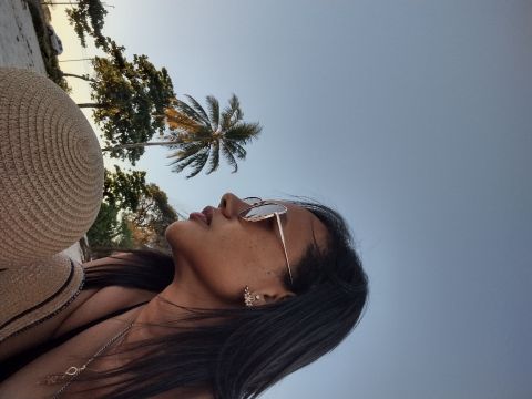 Larissa77