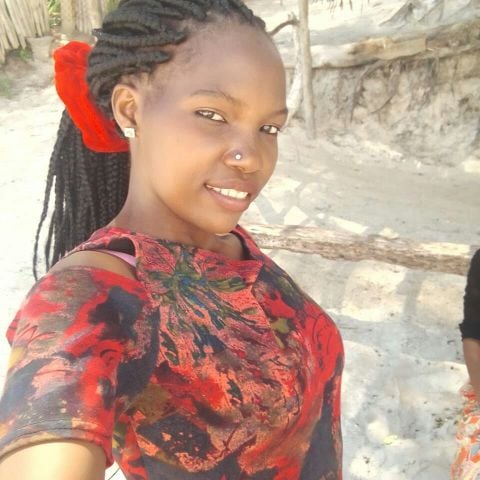 Caroline25499
