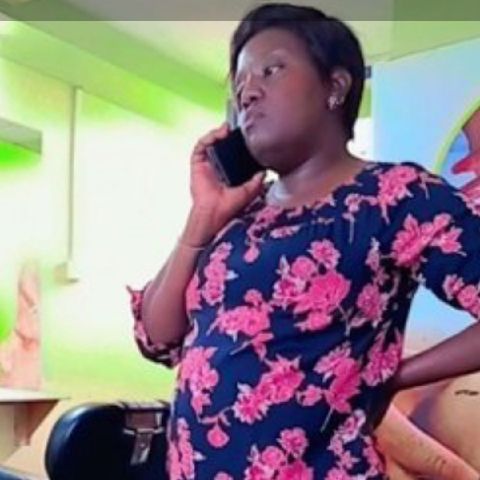 caroline25482