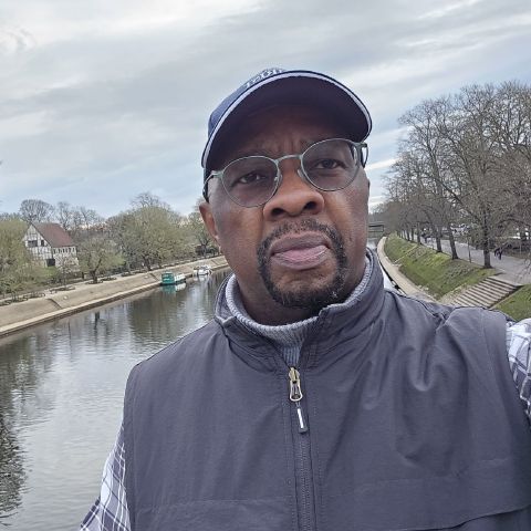 EcurbM is Single in Dunstable, England, 2
