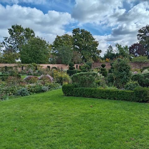 Zz18w is Single in London, England, 4